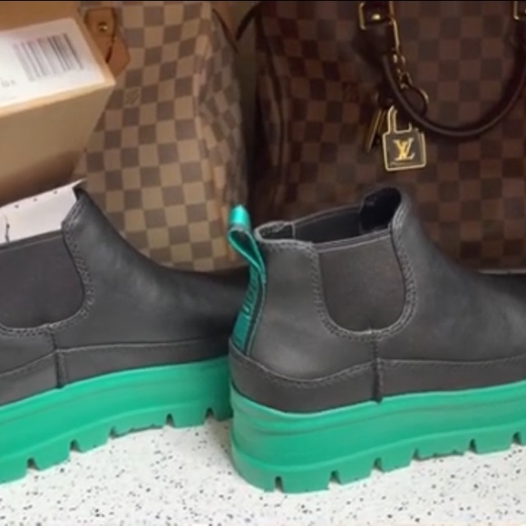 New UGG Waterproof Leather Booties with wool lining 894mn - Picture 11 of 11